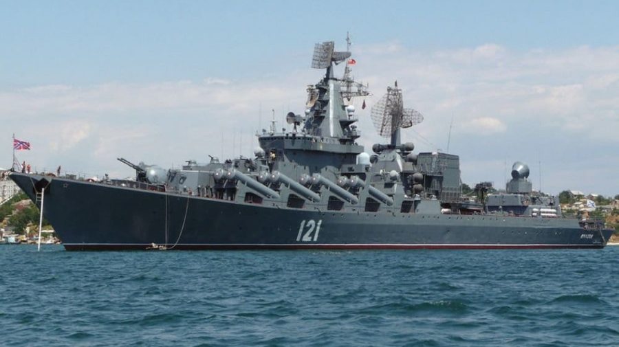 Rusia jelește nava amiral Moskva. Oficiali și preoți au adus omagii crucișătorului rus