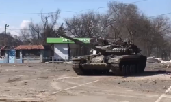 Un tanc rusesc, filmat când făcea drifturi în orașul distrus Mariupol