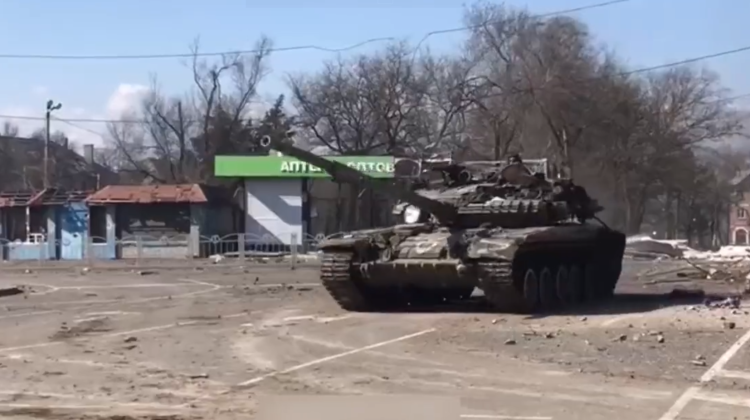 Un tanc rusesc, filmat când făcea drifturi în orașul distrus Mariupol