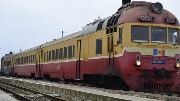 Nu e glumă… doar bătaie de joc! Trenurile Moldovei, mai lente ca trotineta electrică