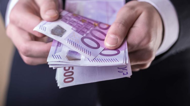 Euro domină piața valutară în cash. Câtă valută au vândut moldovenii