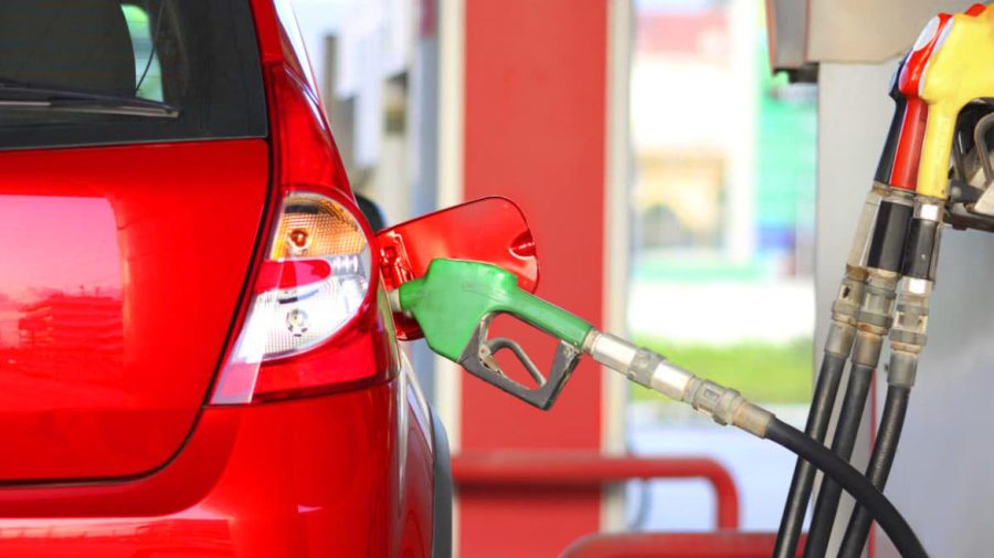 Prețurile la carburanți continuă să scadă! Anunțul ANRE