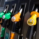 După o lună de scumpiri, vine prima ieftinire la pompă: cât vor costa benzina și motorina