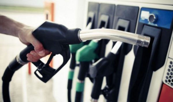 Benzina coboară sub 33 de lei. Motorina continuă să se scumpească