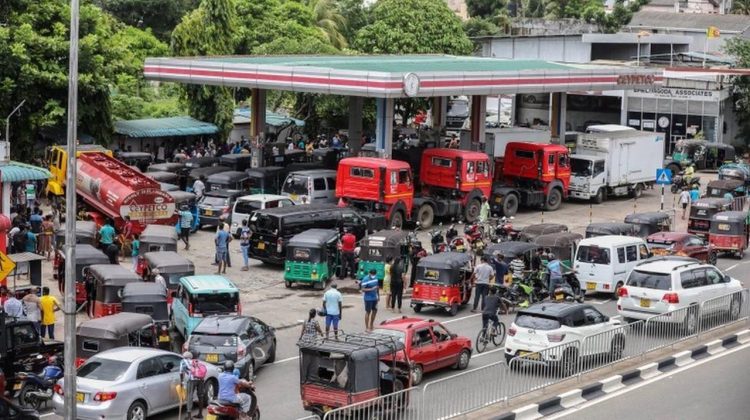 Rânduri imense la benzinării: Sri Lanka a rămas fără combustibil. Țara se confruntă cu cea mai gravă criză economică