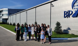 O delegație de studenți și doctoranzi USMF, în vizită la cea mai mare fabrică de medicamente din Moldova