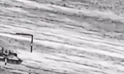VIDEO Un blindat cu soldați ruși deasupra, aruncat în aer de o rachetă ghidată a ucrainenilor