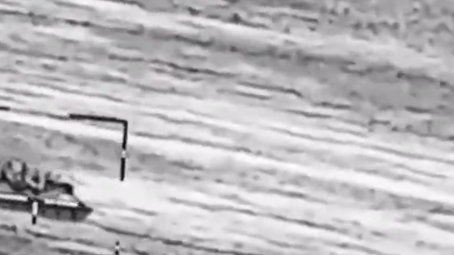 VIDEO Un blindat cu soldați ruși deasupra, aruncat în aer de o rachetă ghidată a ucrainenilor