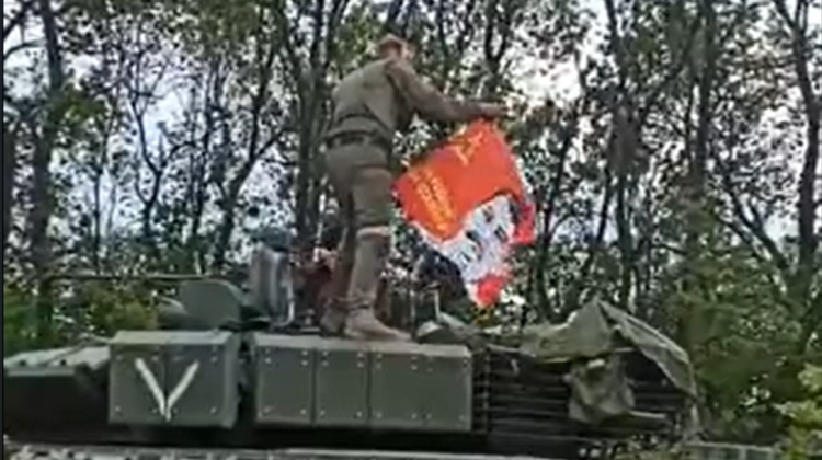 Rușii arborează pe un tanc un steag al URSS cu chipul lui Stalin pe el