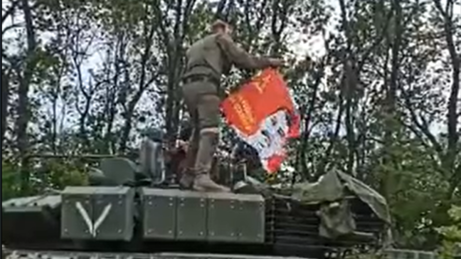 Rușii arborează pe un tanc un steag al URSS cu chipul lui Stalin pe el
