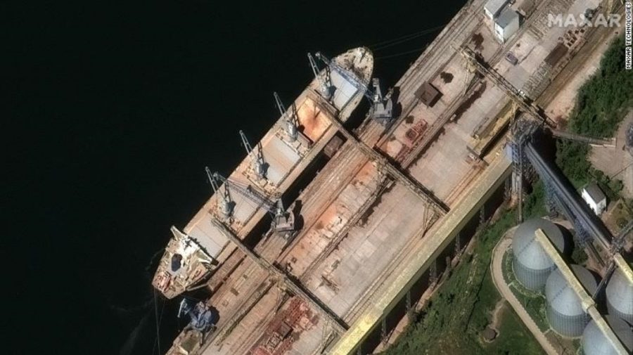(FOTO) Rușii fură cerealele Ucrainei din portul Sevastopol. Imagini din satelit