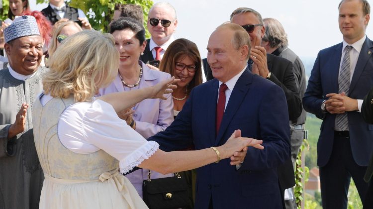 Fosta șefă a diplomației austriece, care a dansat cu Putin la nunta sa, se mută în orașul natal al președintelui rus