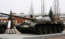 Au rămas fără rezerve de tancuri moderne? Rușii au scos de la „naftalină” depășitele tancuri sovietice T-62