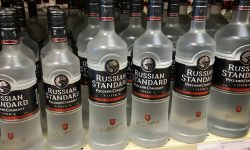 Votca, băutura sacră a rușilor: Companiile îi lasă cu ochii în soare. Și-au redus producția cu 14%