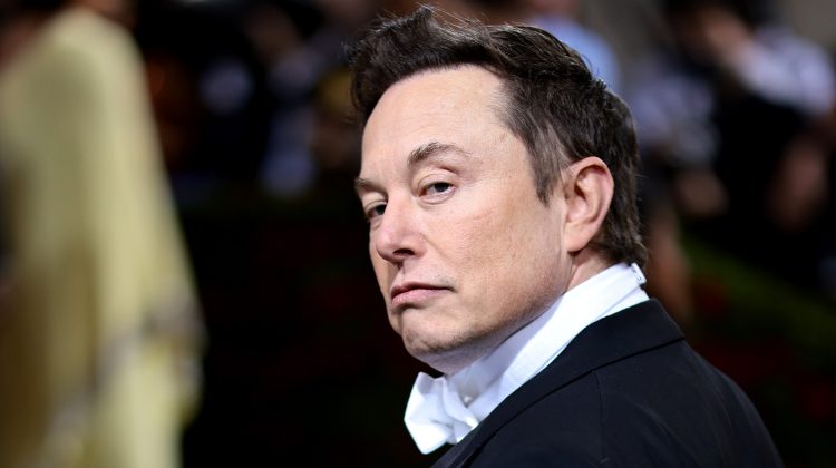Elon Musk amenință că va renunța la acordul cu Twitter