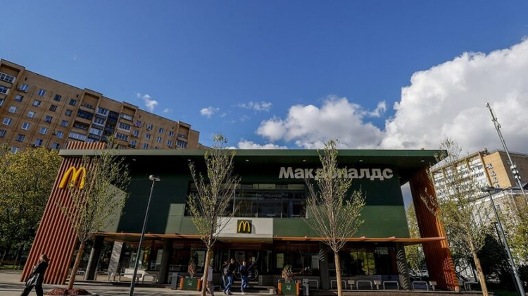 Se redeschid restaurantele McDonald’s în Rusia: patron nou, nume nou și un logo care stârnește râsul