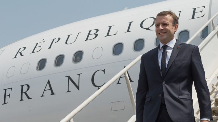 (FOTO, VIDEO) Avionul de lux care l-a adus pe Macron în România și Republica Moldova. Cât costă și cum arată