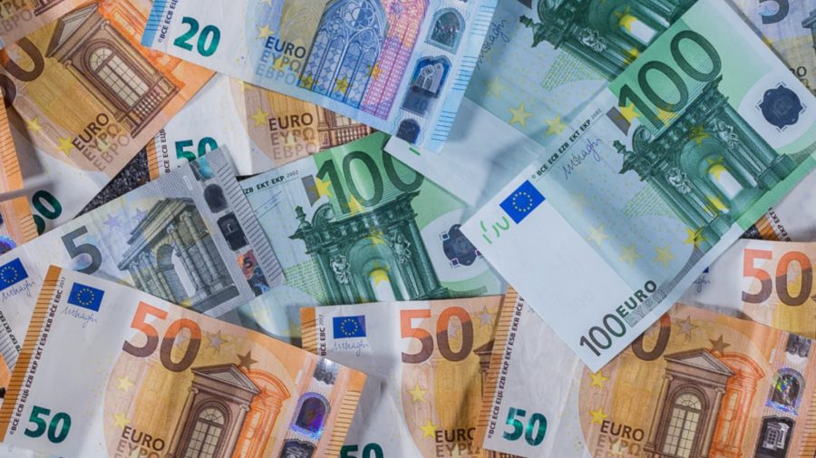 Se schimbă banii. Două bancnote euro vor fi retrase din circulație