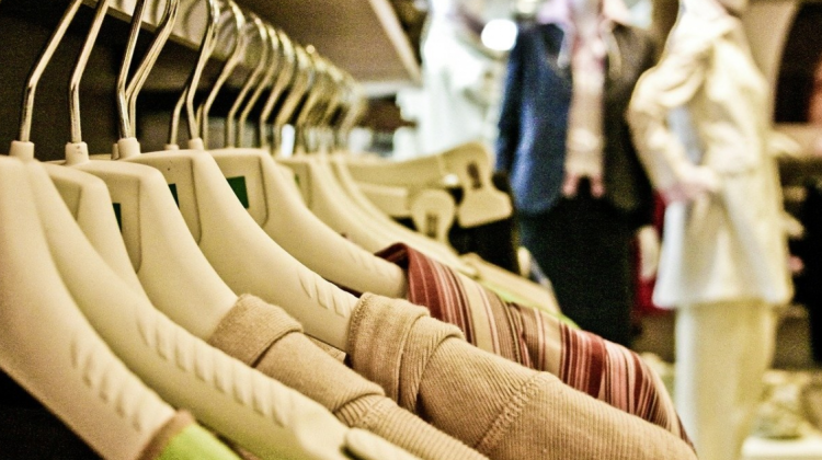 Moldovenii cumpără tot mai mult articole vestimentare de la producătorii autohtoni. Ce spune fondatorul DUCA Clothing