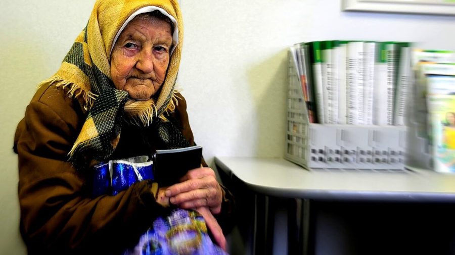 Tinerii pleacă din ţară, iar numărul bătrânilor creşte! Sistemul de pensii, bomba cu ceas care amenință Moldova