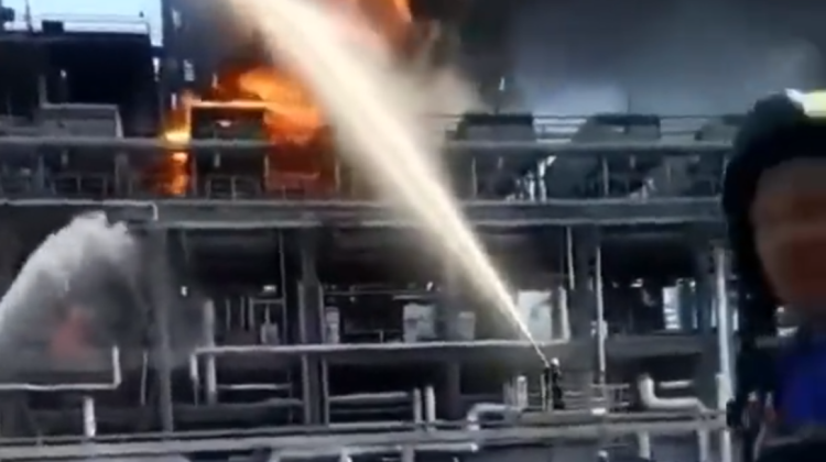 (VIDEO) Momentul în care o rafinărie de petrol din Rusia e lovită de o dronă. A izbucnit un incendiu