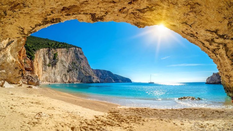 (FOTO) VARA 2022! Cât va trebui să plătești pentru o vacanță pe una dintre insulele Greciei