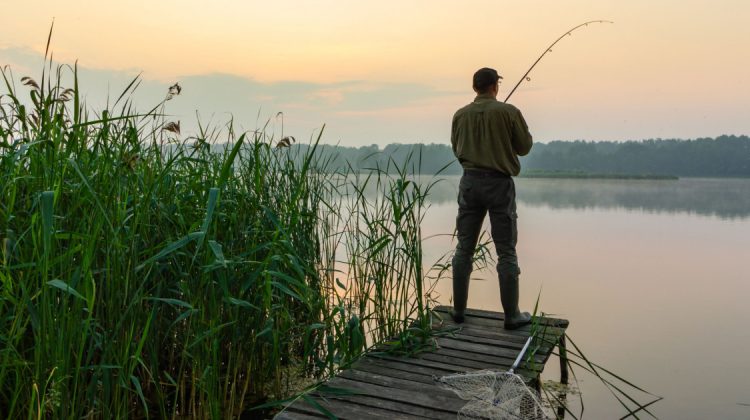 (VIDEO) Pescarii profesioniști și amatori au luat cu asalt lacurile și râurile din țară. Din 15 iunie a început sezonul