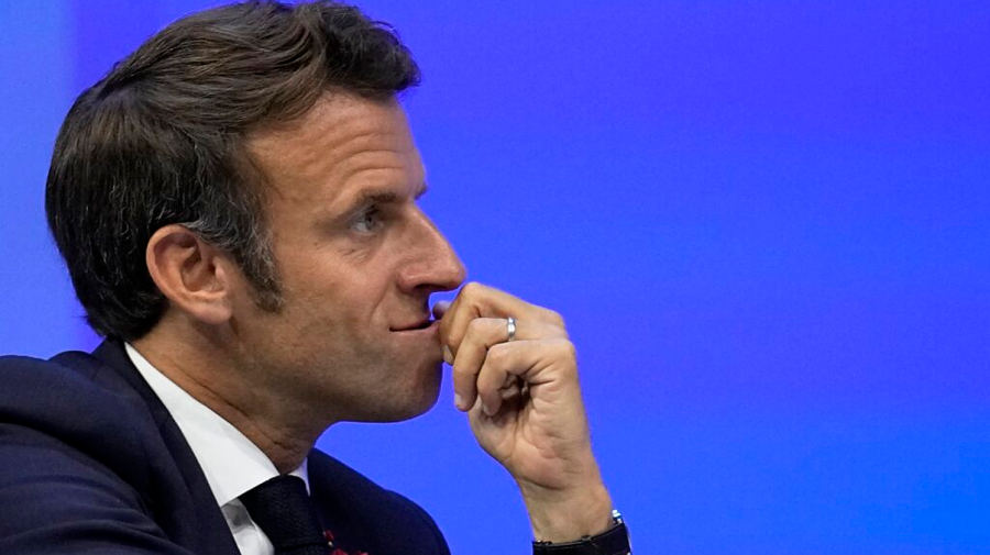 Discret, pe sub masă. Gestul cu care Macron i-a înfuriat și mai tare pe francezi