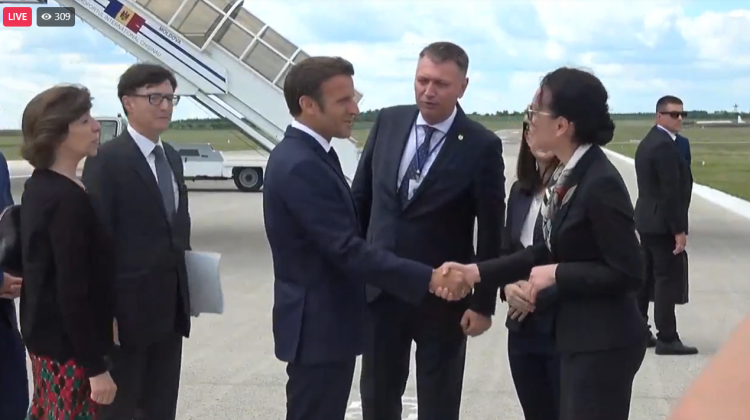 (FOTO) Macron a ajuns la Chișinău. La scara avionului îl aștepta o mașină de lux, înmatriculată în Republica Moldova