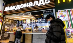 Arată şi miroase ca McDonald’s, dar acum este Vkusno & Tochka. Big Mac a părăsit Rusia, dar gustul rămâne