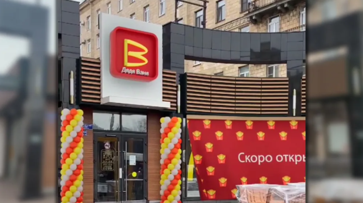 Rusia: un fast-food redenumit „Unchiul Vanya” încearcă să recicleze sigla McDonald’s