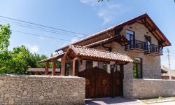 (FOTO) O nouă pensiune la Orheiul Vechi! „Casa Rândunicii” te așteaptă cu bucate tradiționale și peisaje unice