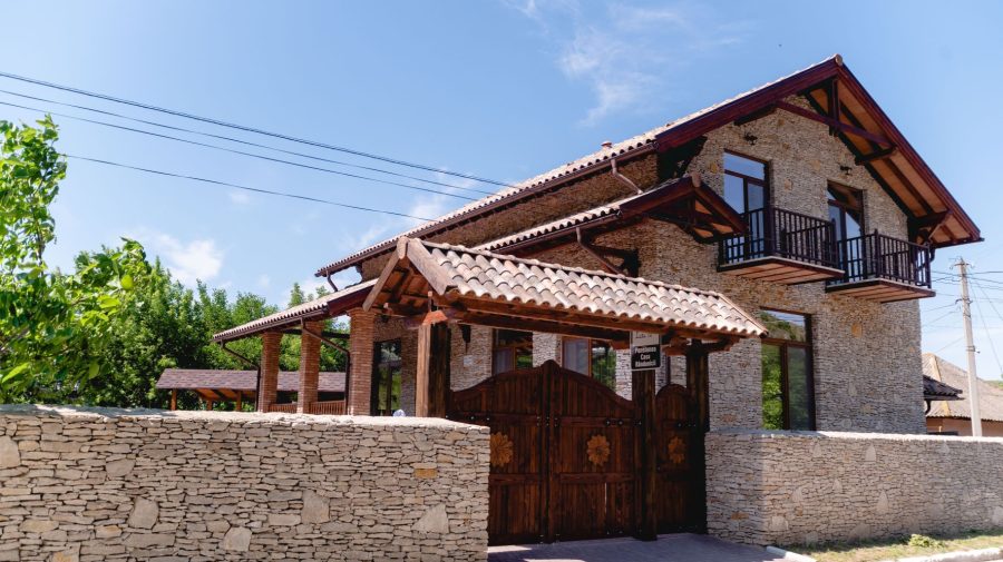 (FOTO) O nouă pensiune la Orheiul Vechi! „Casa Rândunicii” te așteaptă cu bucate tradiționale și peisaje unice