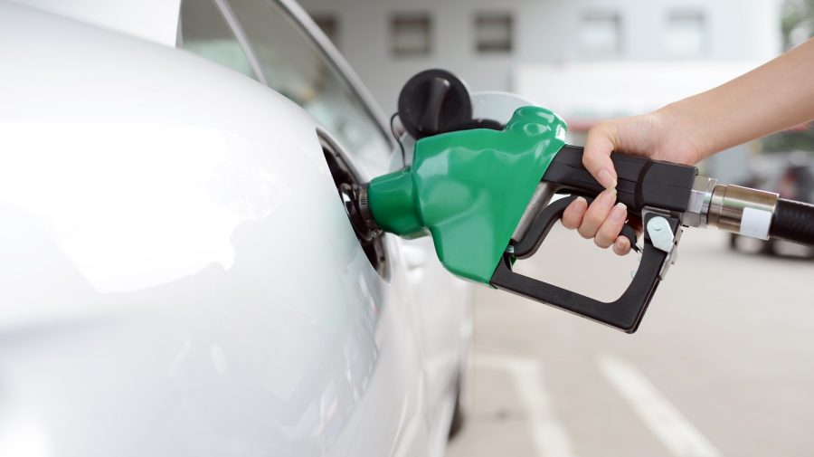 Cât vor scoate șoferii din buzunar pentru benzină și motorină, vineri, 24 iunie? ANRE a afișat prețurile