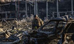 Cu linia frontului spartă de şi cu podul lovit, dictatorul Rusiei rade de pe faţa pământului oraşele Ucrainei