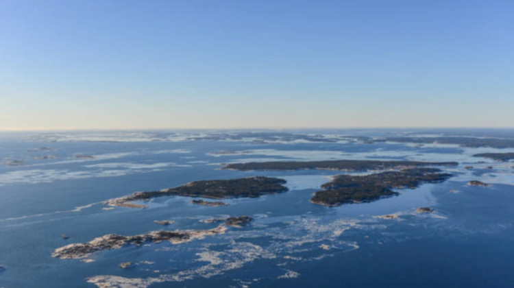 Ce poate fi? O substanţă necunoscută pluteşte în Marea Baltică între Finlanda şi Suedia