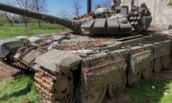 Tancuri rusești, ”blindate” cu plase metalice pline cu pietre. Noua improvizație care arată teama de rachetele Ucrainei
