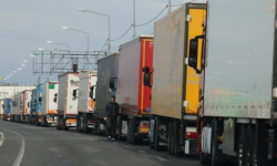 VIDEO MAI: Rândurile de camioane s-au micșorat până la 100 de metri la Leușeni. Ce spun transportatorii?