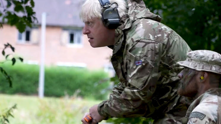 VIDEO Imagini inedite: Boris Johnson se joacă de-a războiul. Premierul demisionar s-a antrenat cu soldații ucraineni