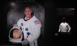 Jacheta purtată de astronautul Buzz Aldrin când a zburat spre Lună a fost vândută cu 2,8 milioane de dolari