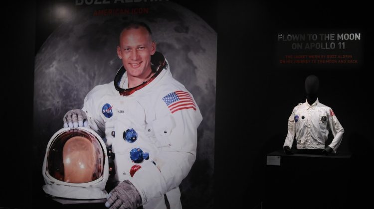 Jacheta purtată de astronautul Buzz Aldrin când a zburat spre Lună a fost vândută cu 2,8 milioane de dolari