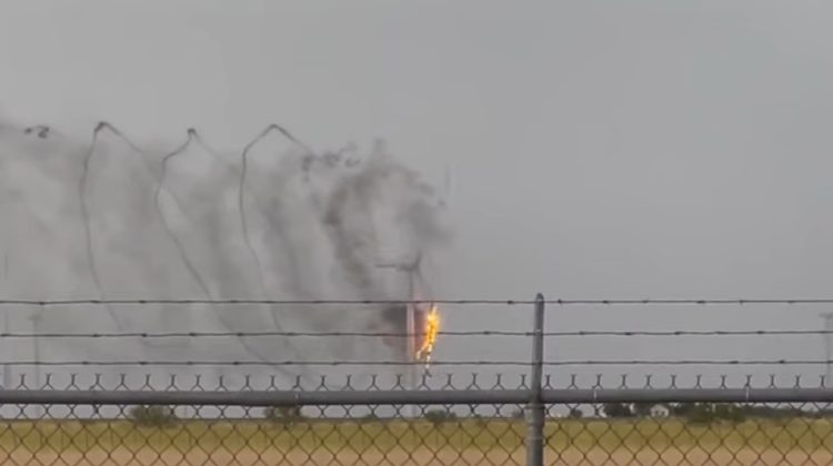 VIDEO Ce se întâmplă când un trăsnet lovește o turbină eoliană. Imagini spectaculoase