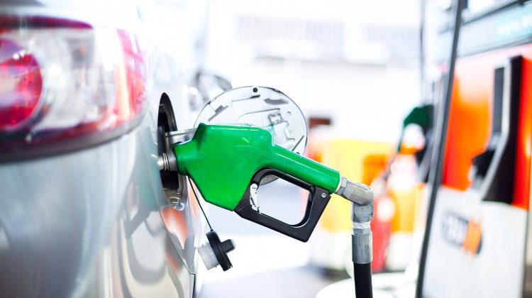 Astăzi carburanții vor fi mai ieftini. Ce prețuri sunt afișate la benzinării