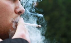 Moldovenii renunță la titlul de campioni la fumat! Vameșii se plâng de venituri mai mici din fum