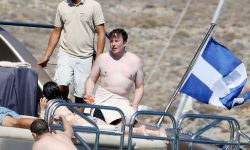(FOTO) Miliardarul Elon Musk și-a etalat bustul gol pe o insulă de fițe din Grecia
