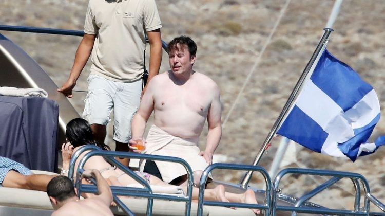 (FOTO) Miliardarul Elon Musk și-a etalat bustul gol pe o insulă de fițe din Grecia