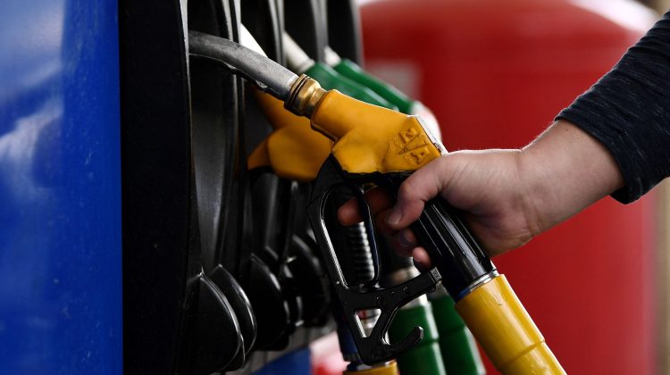 Ieftinirea carburanților va continua în Moldova. Prețul petrolului au scăzut puternic
