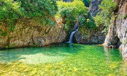 Paradisul din Grecia. Insula plină de cascade, cu lagune superbe, păduri și plaje cu nisip colorat
