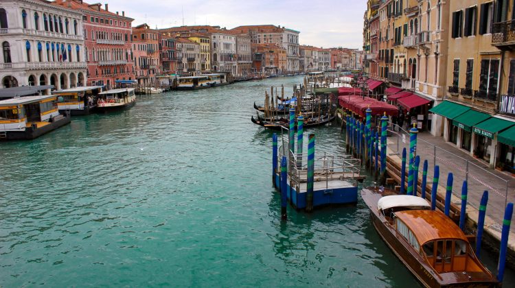 VIDEO La Veneția se caută „idiotul” care a sărit în canal de pe o clădire cu trei etaje