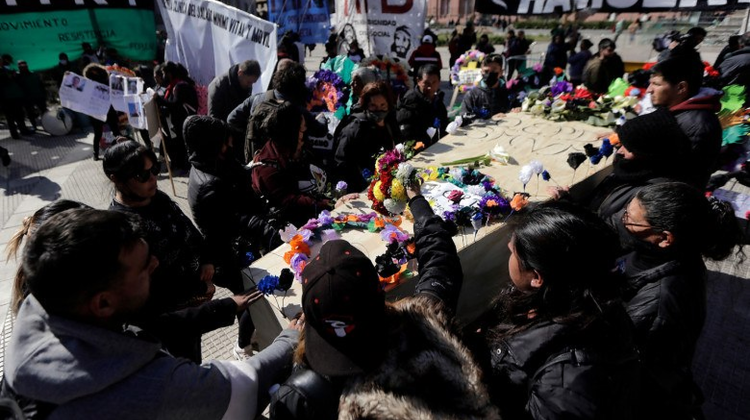 Cu sicrie, coroane de flori și bocitoare, mii de argentineni au „înmormântat salariul”. Inflația a ajuns la 64%